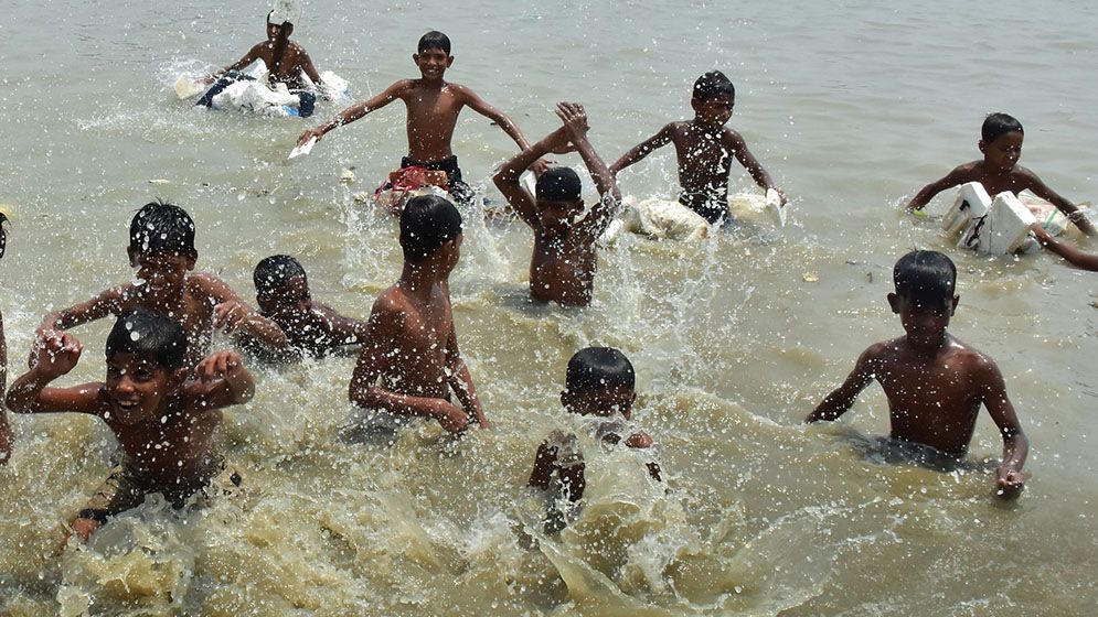 তীব্র গরমে অতীষ্ঠ জনজীবন