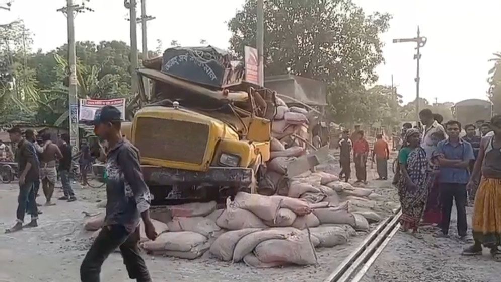 ট্রেনের ধাক্কায় দুমড়ে-মুচড়ে গেল সিমেন্টবোঝাই ট্রাক
