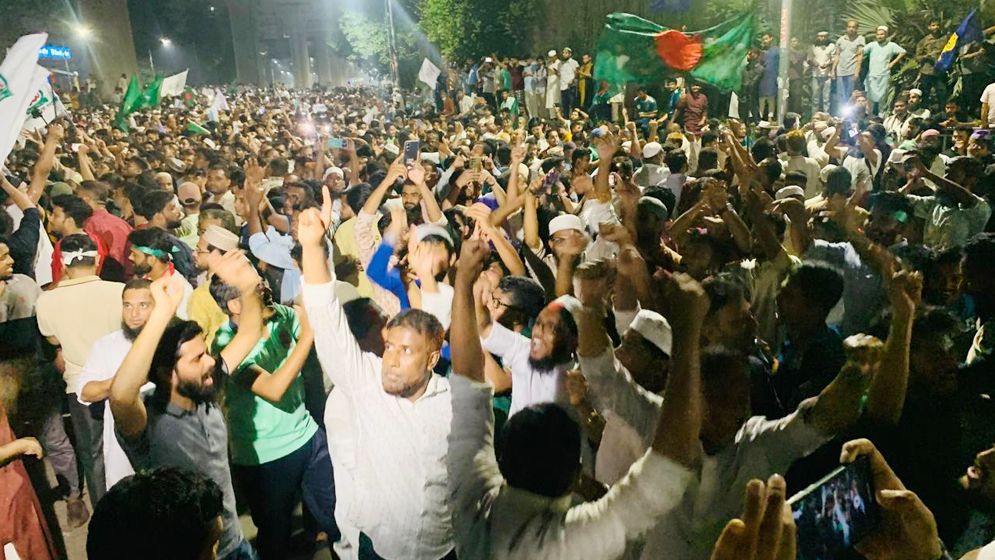 আওয়ামী লীগের কার্যক্রম নিষিদ্ধের ঘোষণায় শাহবাগে উল্লাস