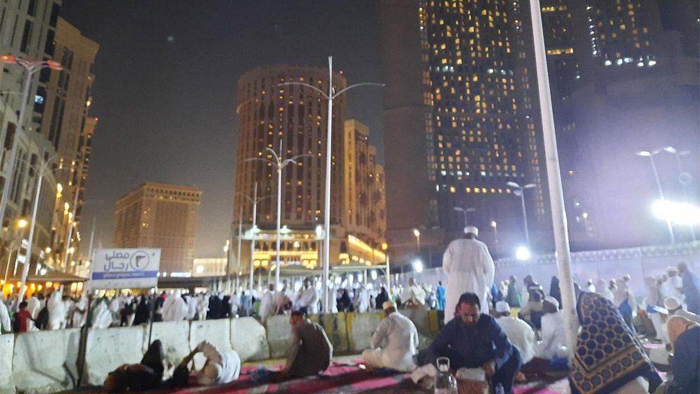 মক্কার হোটেল থেকে হারামের জামাতে নামাজ পড়া যাবে?