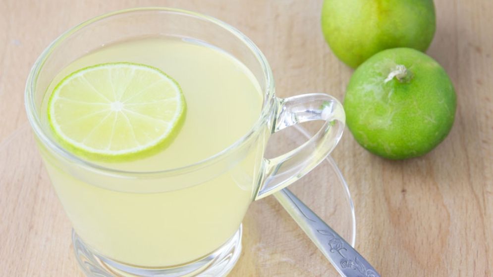 খালি পেটে গরম পানিতে লেবু চিপে খেলে কি ওজন কমে?