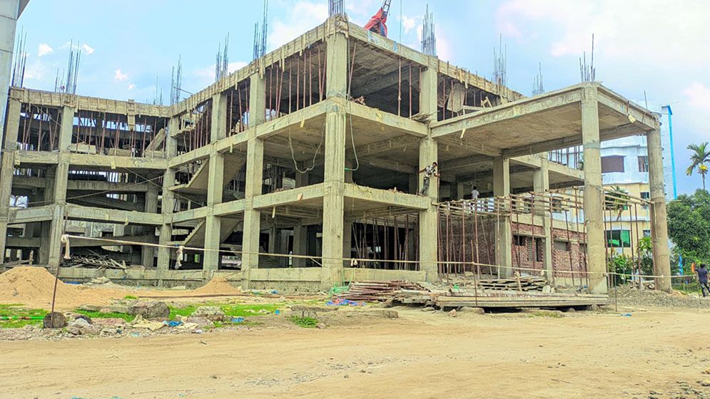 অর্থ সংকটে বন্ধ মঠবাড়িয়ায় স্বাস্থ্য কমপ্লেক্সের কাজ