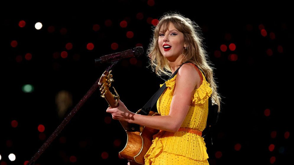 টেলর সুইফটের বিরুদ্ধে ৪০০ মিলিয়ন ডলারের মানহানির মামলা