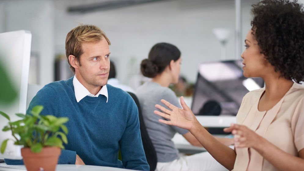 অফিসে কেউ আপনাকে ‘ম্যানিপুলেট’ করছেন কিনা, বুঝবেন কীভাবে?