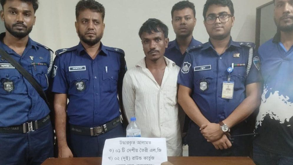 আ.লীগ নেতার তথ্যতে গোয়াল ঘরে মিলল অস্ত্র ও গুলি