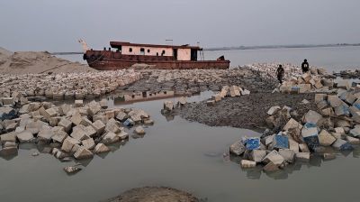 যমুনায় ১ সপ্তাহ ধরে পড়ে আছে বেওয়ারিশ জাহাজ