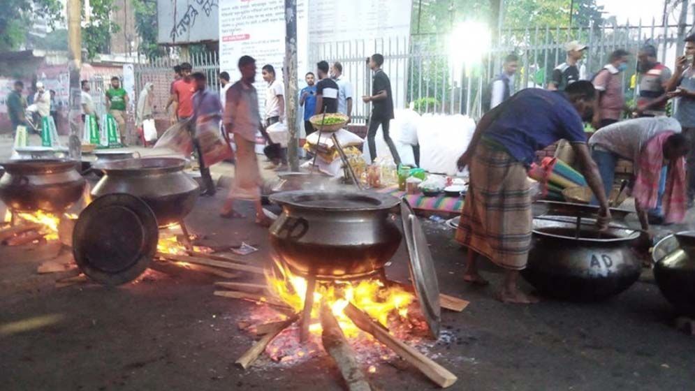 শাহবাগে গরু জবাই মিষ্টিমুখ