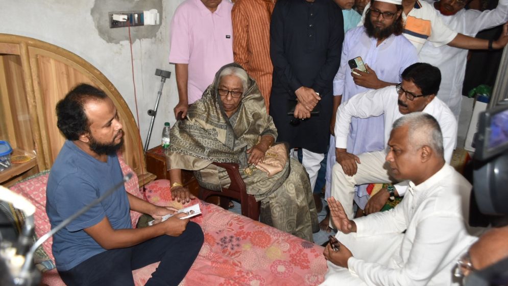 জুলাই আন্দোলনে গুলিবিদ্ধ এনামের চিকিৎসার দায়িত্ব নিলেন তারেক রহমান