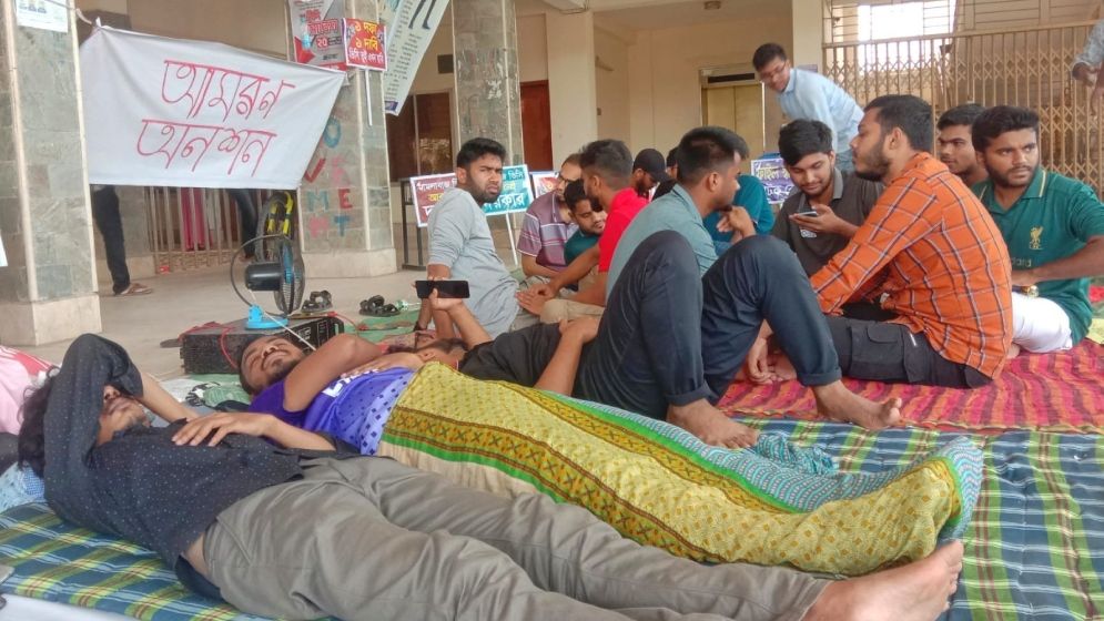 উপাচার্যের অপসারণ দাবিতে আমরণ অনশন, অসুস্থ ববির ৫ শিক্ষার্থী