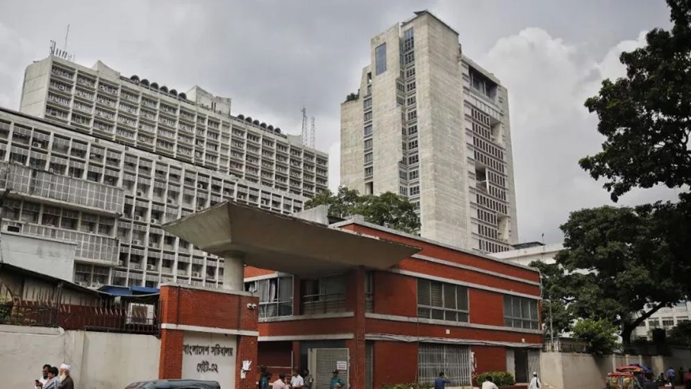 অবরুদ্ধ জনপ্রশাসন সচিব ও এপিডির দপ্তর