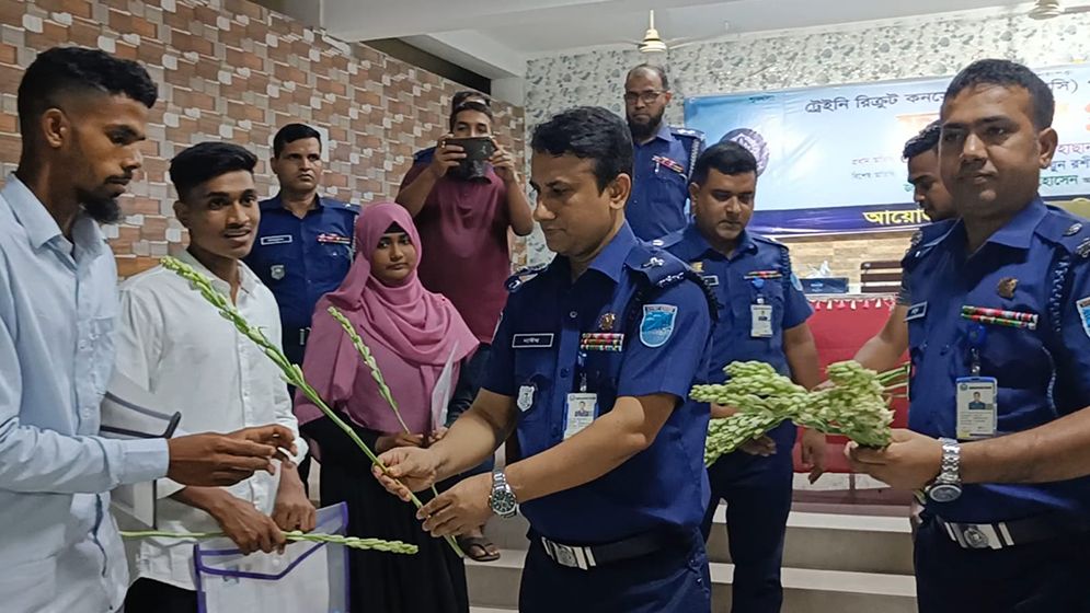 যোগ্যতায় পুলিশে চাকরি পেলেন ১৬ জন, সবাই দিনমজুর-অটোচালক