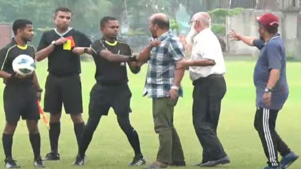 রেফারি লাঞ্চনার ঘটনায় অভিযুক্তদের নিষিদ্ধ করল বাফুফে