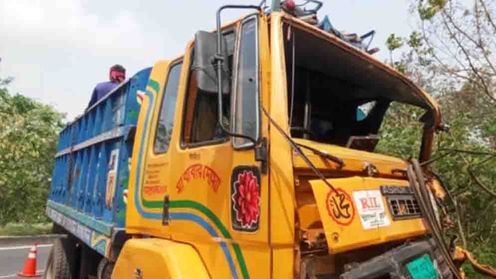 দাঁড়িয়ে থাকা বাসে ট্রাকের ধাক্কা, নিহত প্রবাসী