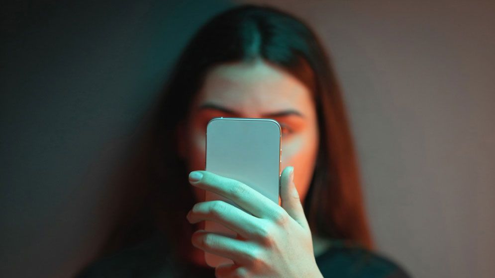 সোশ্যাল মিডিয়ায় মেয়েরা কেন বেশি বিপর্যস্ত, কী বলছে গবেষণা?