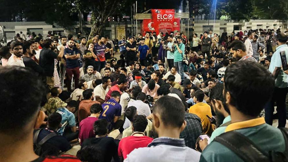 অনড় জবি শিক্ষার্থীরা, প্রধান উপদেষ্টার সঙ্গে দেখা না করে সড়ক ছাড়বেন না