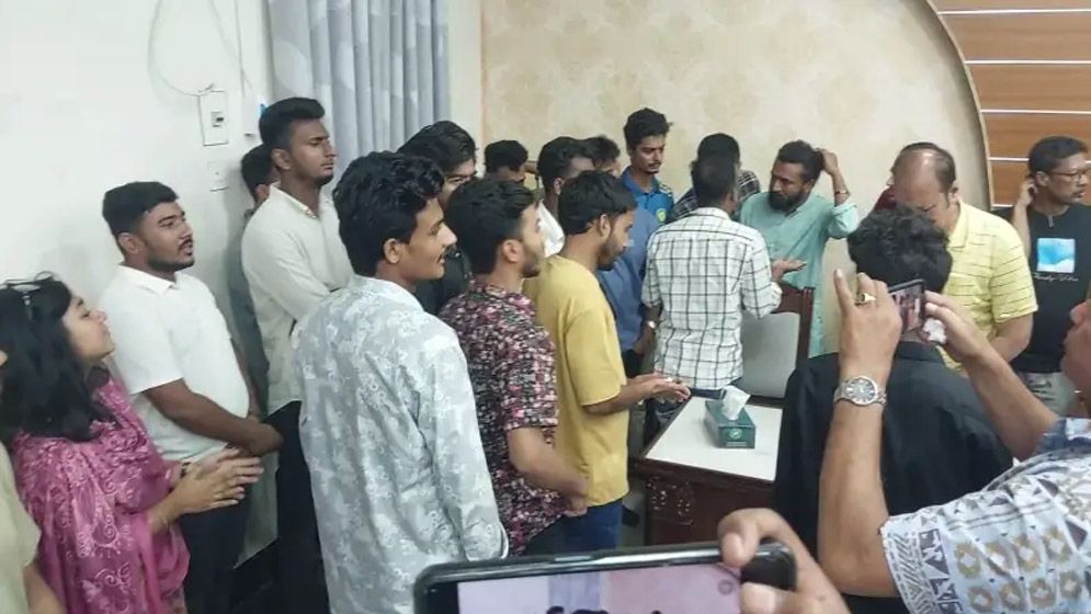 যশোরে জুলাই গণঅভ্যত্থানে আহতদের চেক বিতরণ অনুষ্ঠানে হট্টগোল