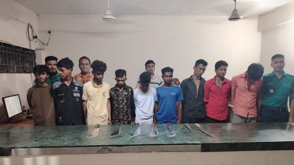 মোহাম্মদপুরে অস্ত্রসহ কিশোর গ্যাংয়ের ৯ সদস্য গ্রেফতার