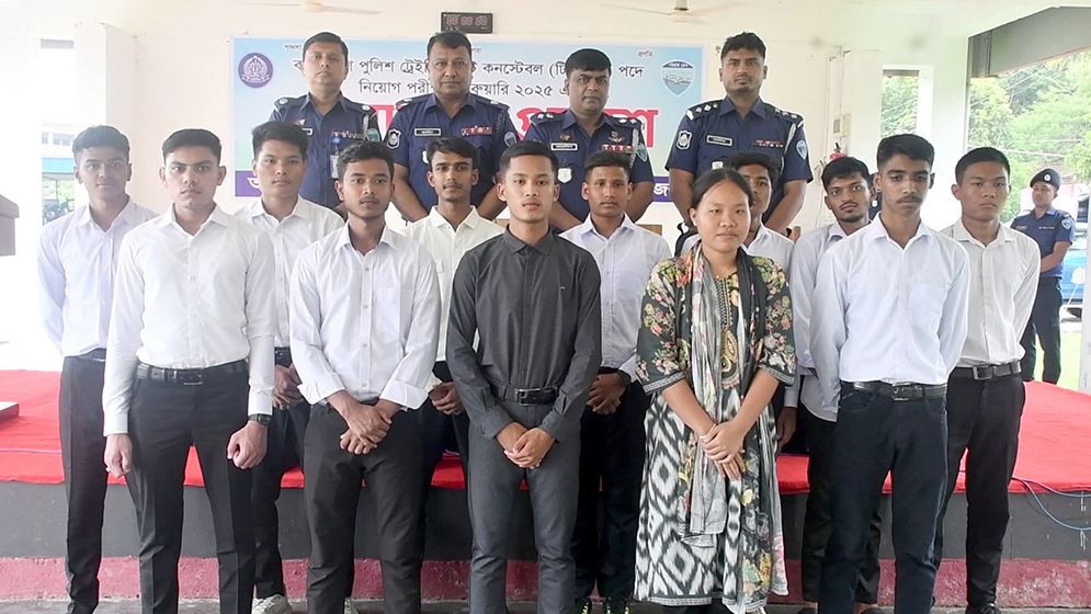 ১২০ টাকায় পুলিশে চাকরি পেলেন দিনমজুর-অটোচালক