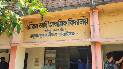 স্কুল কমিটি গঠন নিয়ে এলাকাবাসীর বিক্ষোভ, প্রধান শিক্ষকের কক্ষে তালা