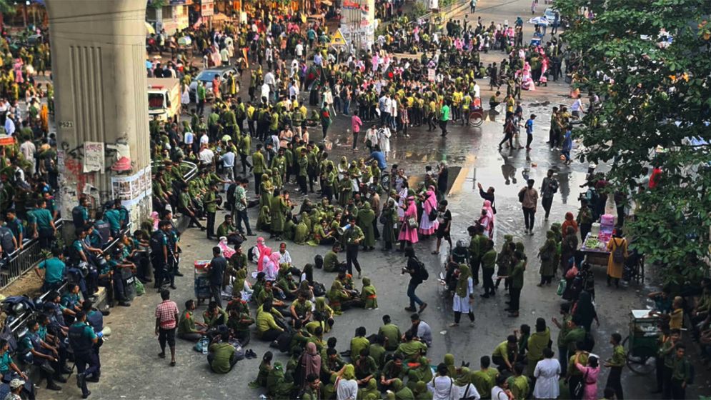 নার্সিং শিক্ষার্থীদের শাহবাগ অবরোধে তীব্র যানজট