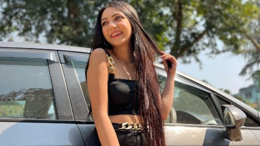 দামি গাড়ি কিনে প্রশ্নের মুখে অনন্যা, কোথায় পেলেন টাকা