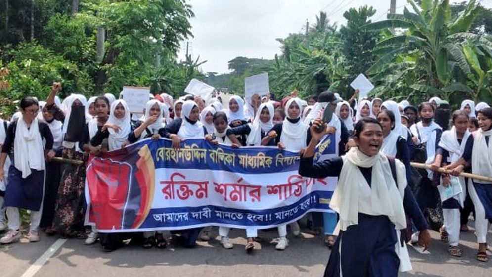 ছাত্রীর সঙ্গে আপত্তিকর অবস্থায় শিক্ষক, জুতারমালা পরিয়ে পুলিশে সোপর্দ