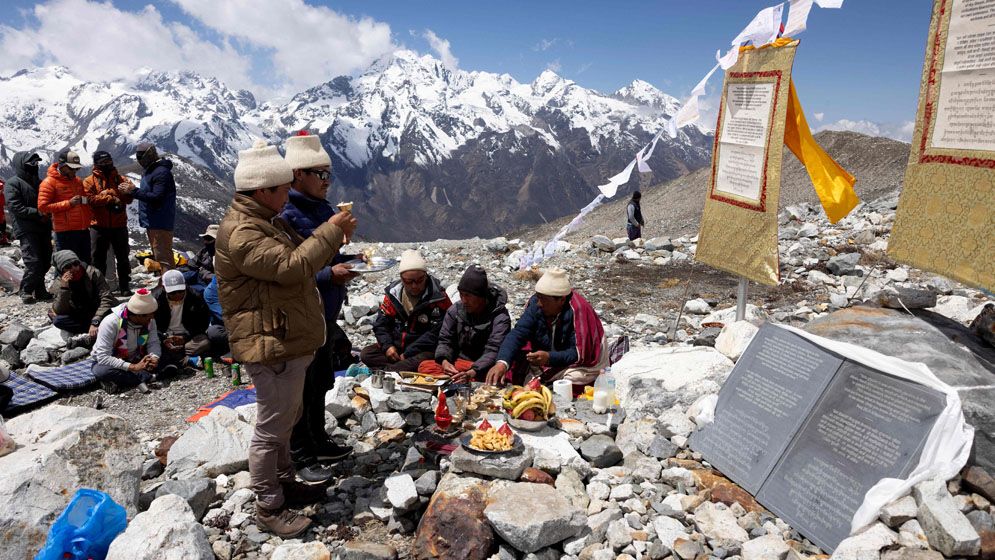 মাউন্ট এভারেস্টে ফিলিপিনো পর্বতারোহীর মৃত্যু