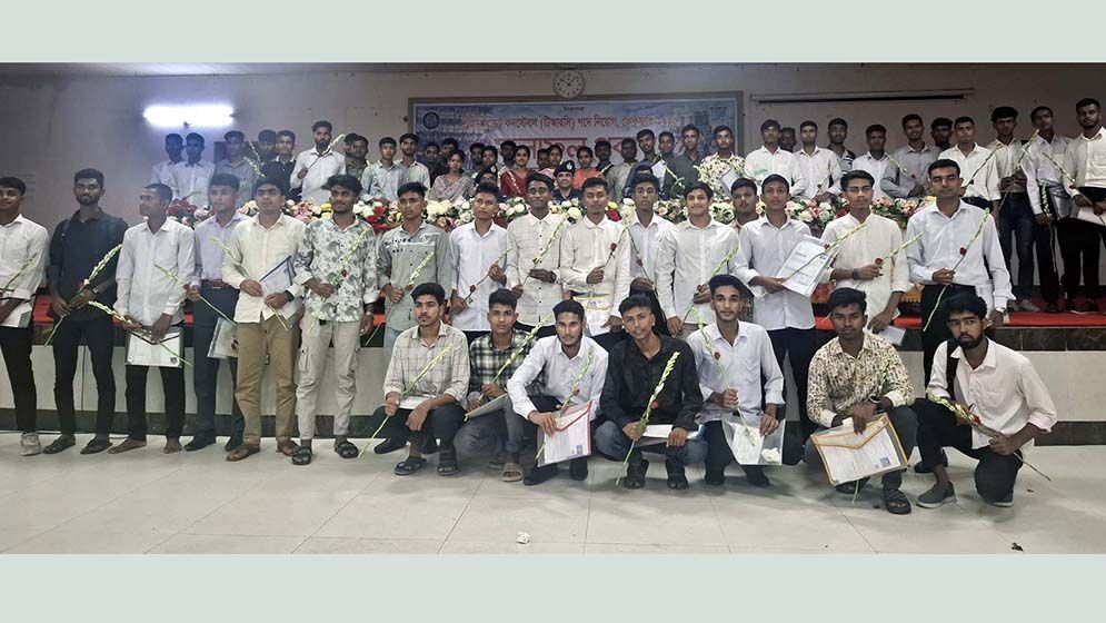 ১২০ টাকায় পুলিশে চাকরির স্বপ্নপূরণ টাঙ্গাইলের ৫০ জনের