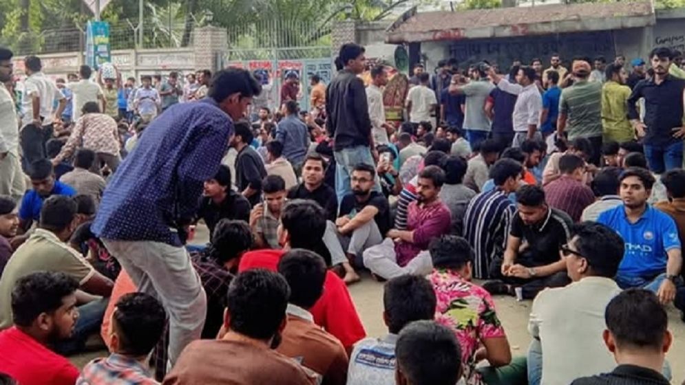 ঢাবি ভিসি-প্রক্টরের পদত্যাগ দাবিতে ছাত্রদলের অবস্থান