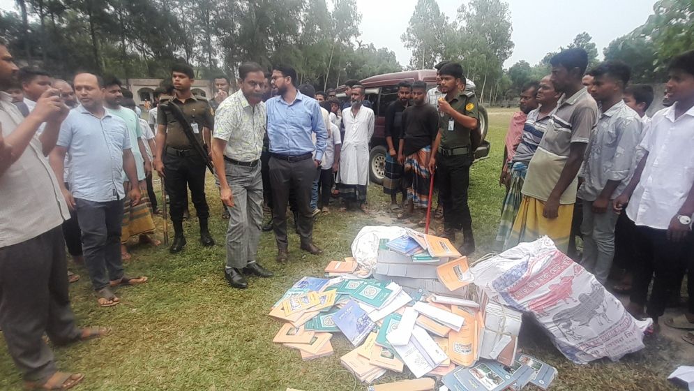 সরকারি বইসহ ট্রাক জব্দ, প্রধান শিক্ষক পলাতক