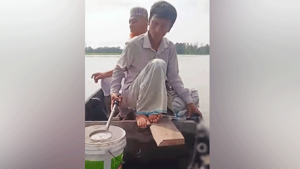 মানত করে হালদা নদীতে শিরনী দিলেন ডিম সংগ্রহকারী