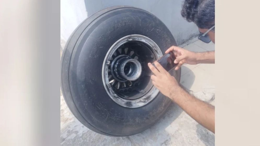 ৭১ যাত্রী নিয়ে ঢাকার পথে বিমান, খুলে পড়ে গেছে চাকা