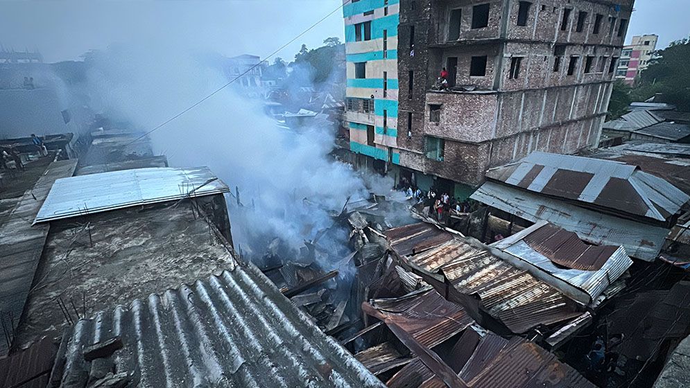 শ্রীনগরে মধ্যরাতের আগুনে পুড়ল শতাধিক দোকান