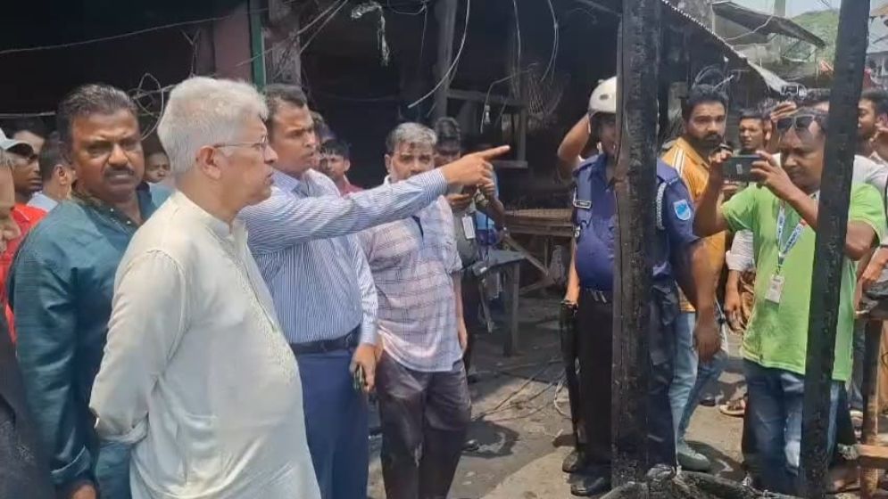 মুন্সীগঞ্জে অগ্নিকাণ্ডে ক্ষতিগ্রস্তদের সহযোগিতার আশ্বাস উপদেষ্টার