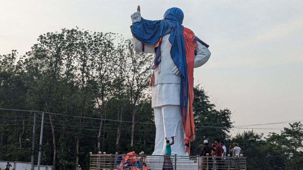 এবার শেখ মুজিবের সেই ভাস্কর্য ভাঙল ছাত্র-জনতা