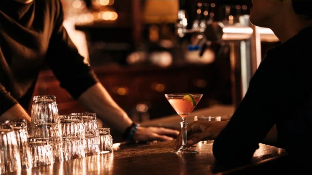 রাজধানীর বৈধ বারে অভিযানের নামে বেপরোয়া চাঁদাবাজি