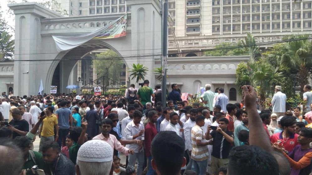 ইশরাককে মেয়রের দায়িত্ব বুঝিয়ে দেওয়ার দাবিতে বিক্ষোভ