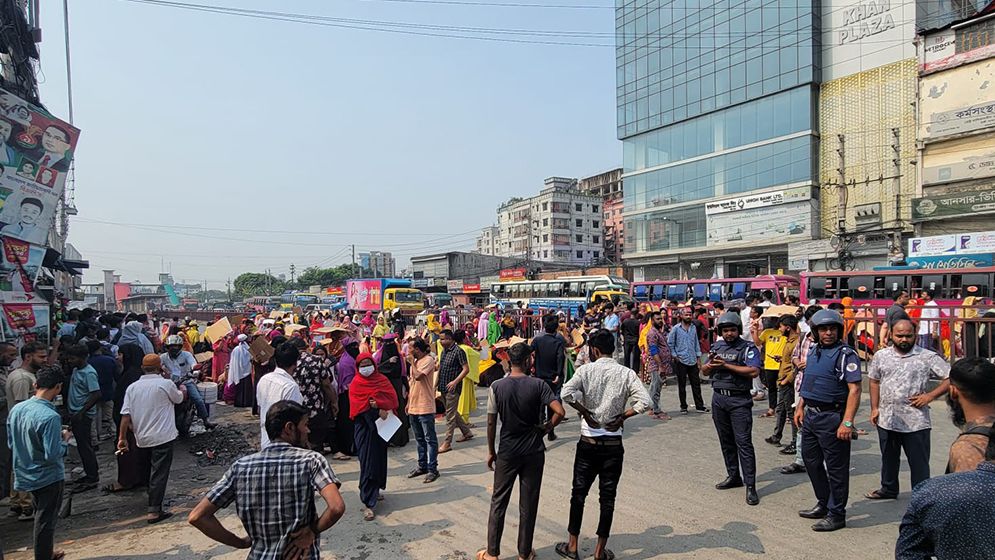 অবরোধের ১ ঘণ্টা পর মহাসড়ক ছাড়লেন শ্রমিকরা