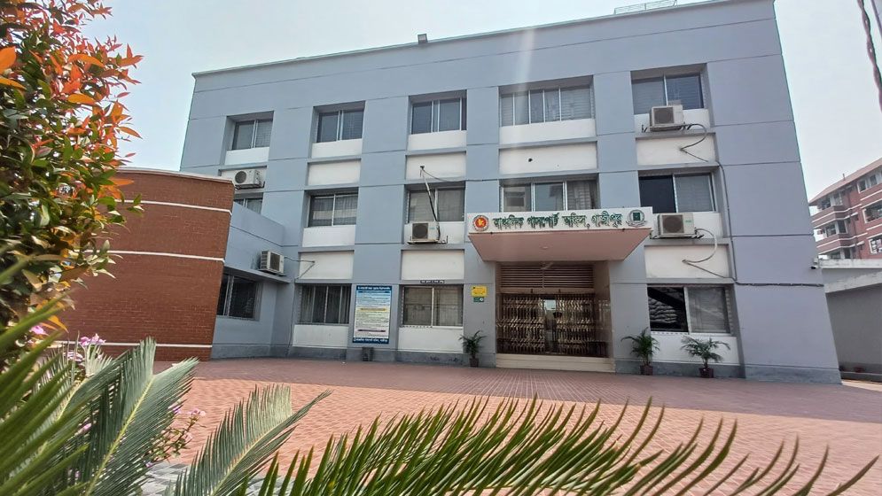 দালালদের টাকা দিলে দ্রুত কাজ হয়, নয়তো ভোগান্তি