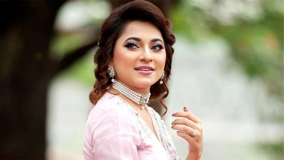 দীর্ঘ বিদেশ সফরে যাচ্ছেন লিজা