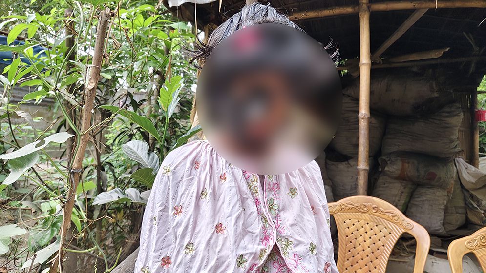 জুলেখাকে ভূত ভেবে ভয়ে পালায় সবাই