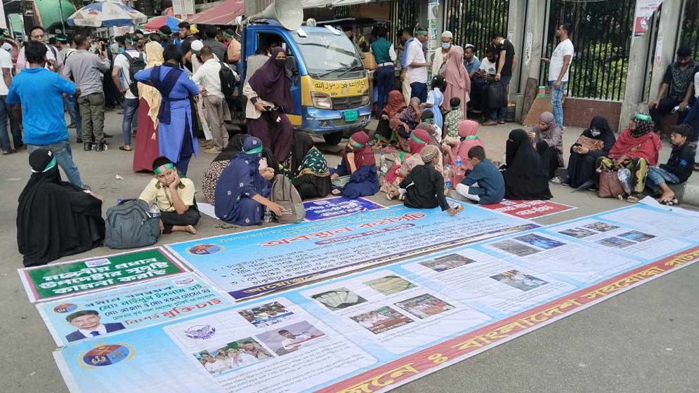 রাজধানীতে চাকরিচ্যুত সেনাসদস্যদের বিক্ষোভ