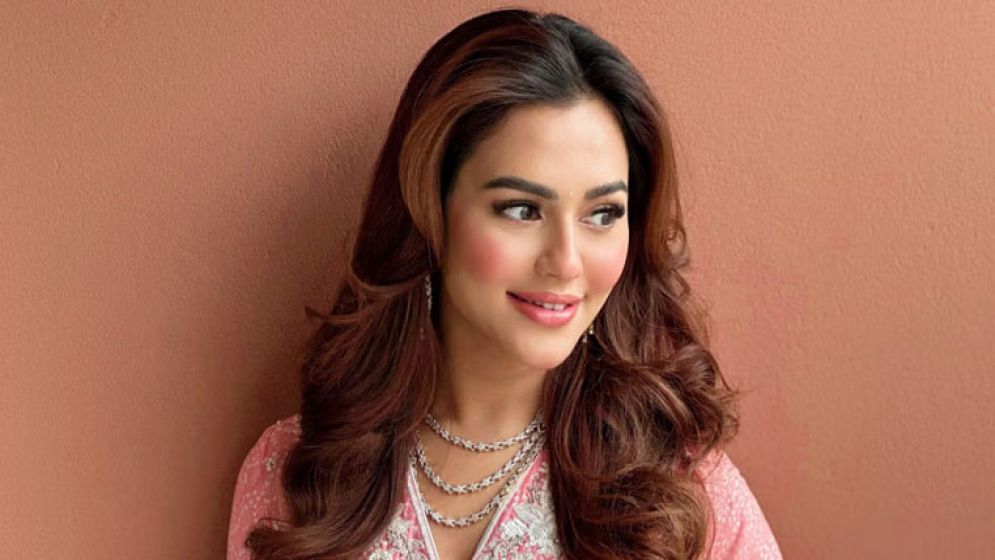 কোথায় ‘পালাচ্ছিলেন’ পর্দার হাসিনা?