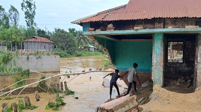 আকস্মিক পাহাড়ি ঢলে ভেসে গেছে বাঁধ-দোকান