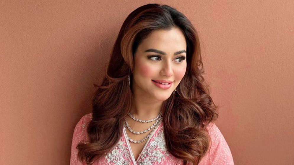 বিমানবন্দর থেকে নায়িকা নুসরাত ফারিয়া আটক