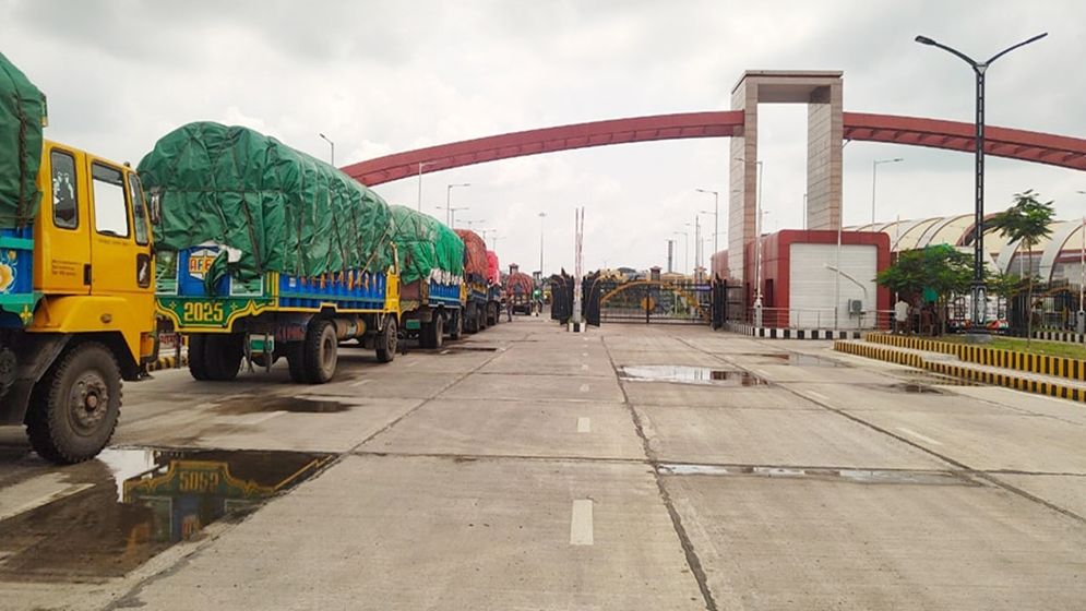 ভারতের নিষেধাজ্ঞায় বেনাপোলে আটকে গেল তৈরি পোশাকবোঝাই ৩৬ ট্রাক