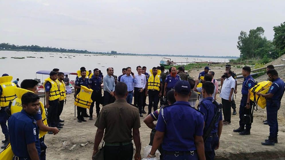 মেঘনায় ভ্রাম্যমাণ আদালতের ওপর বালুখেকোদের গুলি-ককটেল