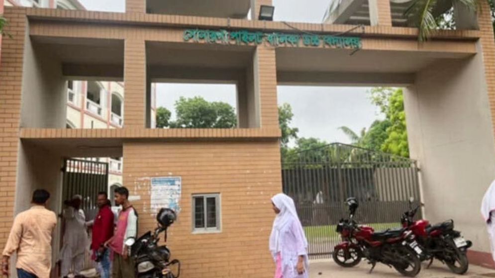 সোনারগাঁয়ে ক্লাশ চলাকালে অসুস্থ শিক্ষার্থীরা
