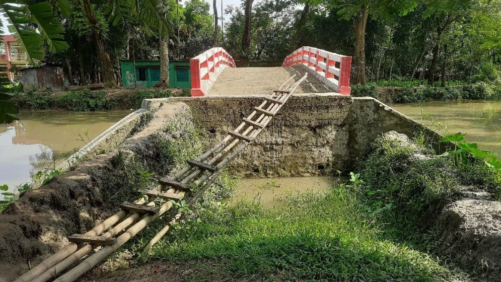 মই দিয়ে সেতু পারাপার