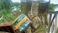 ট্রাকসহ ভেঙে পড়ল সেতু